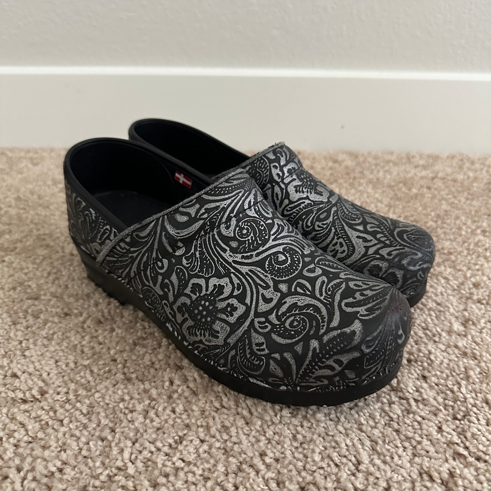 Sanita Professional Clogs Womens‎ 38 Black Silver Tooled Floral Leather Mules